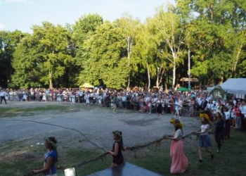 У Теребовлі сплели купальський вінок довжиною 225 метрів