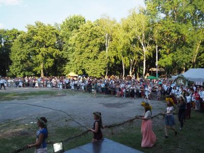 У Теребовлі сплели купальський вінок довжиною 225 метрів