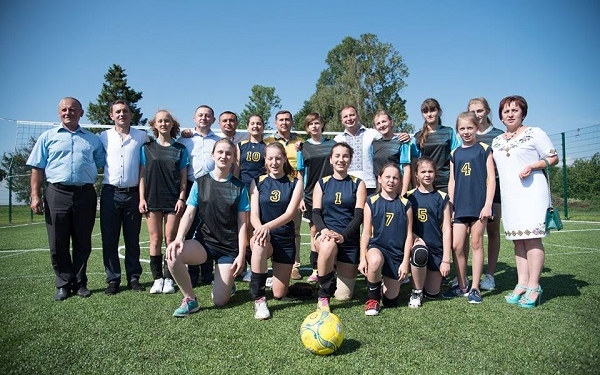 Школярі з Тернопільщини зіграли у футбол з очільником області (відео)