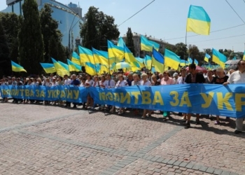 За мир в Україні сотні тисяч громадян молилися на Володимирській гірці (фото)