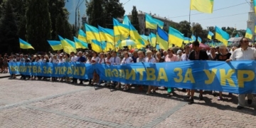 За мир в Україні сотні тисяч громадян молилися на Володимирській гірці (фото)