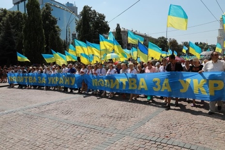 За мир в Україні сотні тисяч громадян молилися на Володимирській гірці (фото)