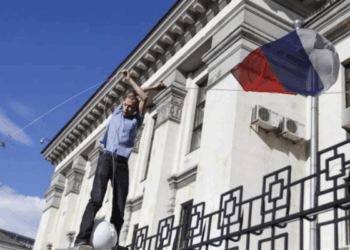 «Самогубців» з прапором Росії перевиховали в центрі Києва (Відео)