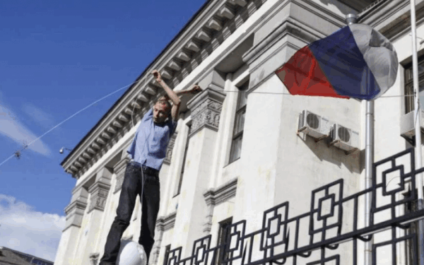 «Самогубців» з прапором Росії перевиховали в центрі Києва (Відео)