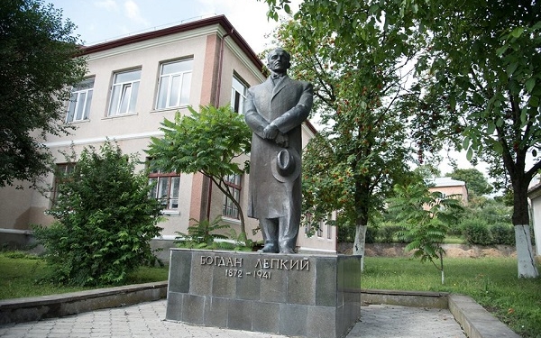 Біля школи на Бережанщині зведений перший в історії України пам’ятник Богдану Лепкому (фото)