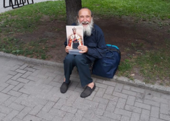 У центрі Рівного затримали пенсіонера з Тернопільщини, який тримав портрет Миколи II і чекав на російські танки (фото, відео)