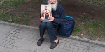 У центрі Рівного затримали пенсіонера з Тернопільщини, який тримав портрет Миколи II і чекав на російські танки (фото, відео)