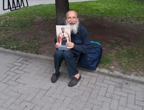 У центрі Рівного затримали пенсіонера з Тернопільщини, який тримав портрет Миколи II і чекав на російські танки (фото, відео)