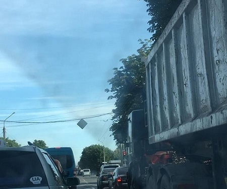У Тернополі водіям довелося стояти у довгому заторі (фото)