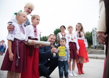 22-у річницю Конституції України на Тернопільщині відзначили урочистою ходою та масштабним флешмобом (фото, відео)