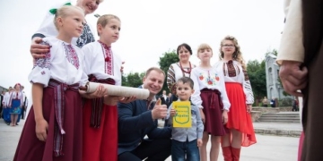 22-у річницю Конституції України на Тернопільщині відзначили урочистою ходою та масштабним флешмобом (фото, відео)