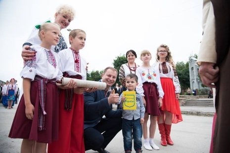 22-у річницю Конституції України на Тернопільщині відзначили урочистою ходою та масштабним флешмобом (фото, відео)