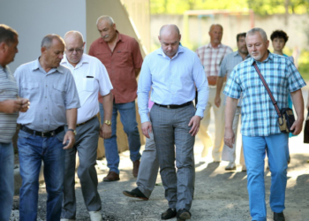 На Микулинецькій-бічній, 2 у Тернополі ремонтують двір 