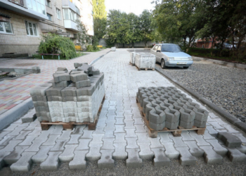 У дворі на проспекті Злуки, 2 облаштували екопарковку (фото)