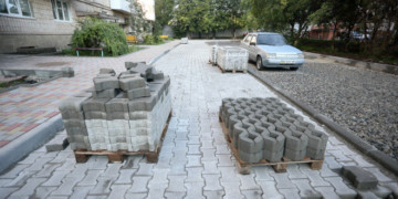 У дворі на проспекті Злуки, 2 облаштували екопарковку (фото)