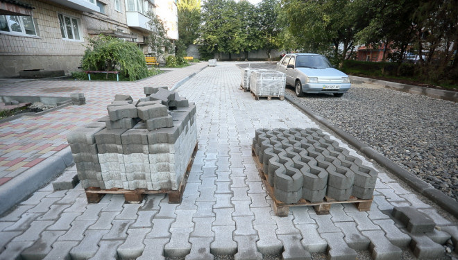 У дворі на проспекті Злуки, 2 облаштували екопарковку (фото)