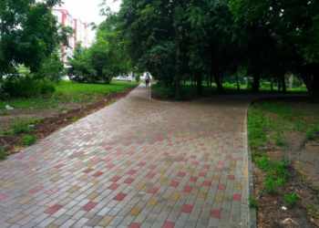 Завершили ремонт тротуару на перехресті вул. Р. Купчинського – вул. Корольова (фото)