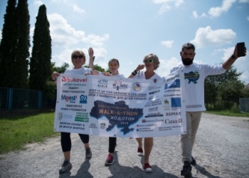 Канадійка Руслана Вжесневська пішки долає шлях із Києва до Ворохти на підтримку сиріт України (фото)