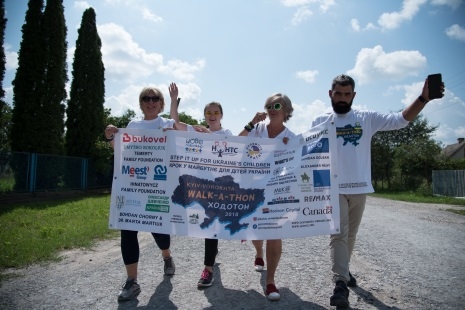 Канадійка Руслана Вжесневська пішки долає шлях із Києва до Ворохти на підтримку сиріт України (фото)