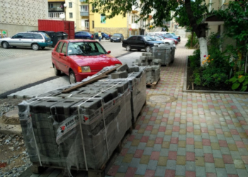 У дворі будинку на вулиці Князя Острозького, 28 триває капремонт двору (фото)