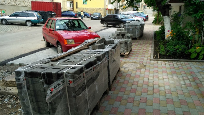 У дворі будинку на вулиці Князя Острозького, 28 триває капремонт двору (фото)