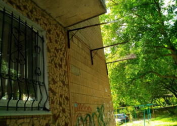 У Тернополі встановлюють вловлювачі фасадної плитки