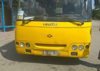 У Тернополі, через незачинені дверцята, з маршрутки випала жінка