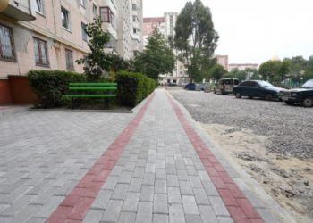 Як гарно змінюється ще один двір у Тернополі (фотофакт)