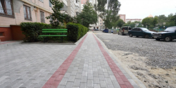 Як гарно змінюється ще один двір у Тернополі (фотофакт)