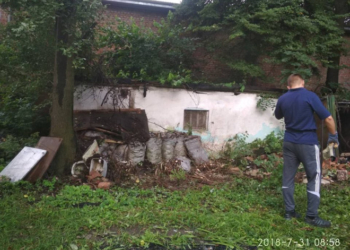 У Тернополі демонтували кладові, які виглядали як купа сміття (фотофакт)