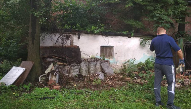 У Тернополі демонтували кладові, які виглядали як купа сміття (фотофакт)