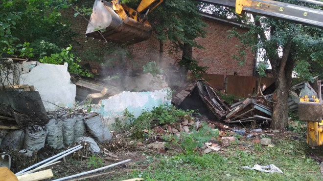 Нарешті: у Тернополі бульдозером зрівняли чотири незаконні споруди! (фотофакт)