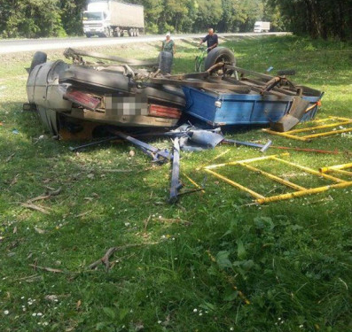 На Тернопільщині перекинулося авто з причіпом