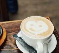 Відвідувачів у вишиванках пригощають безкоштовною кавою в «Мережі ресторанів Файного Міста»