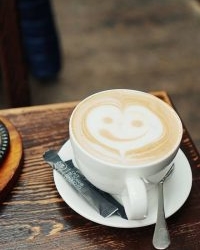 Відвідувачів у вишиванках пригощають безкоштовною кавою в «Мережі ресторанів Файного Міста»