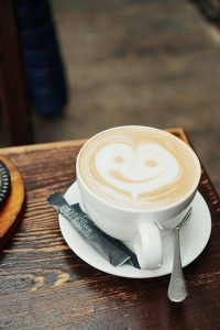 Відвідувачів у вишиванках пригощають безкоштовною кавою в «Мережі ресторанів Файного Міста»