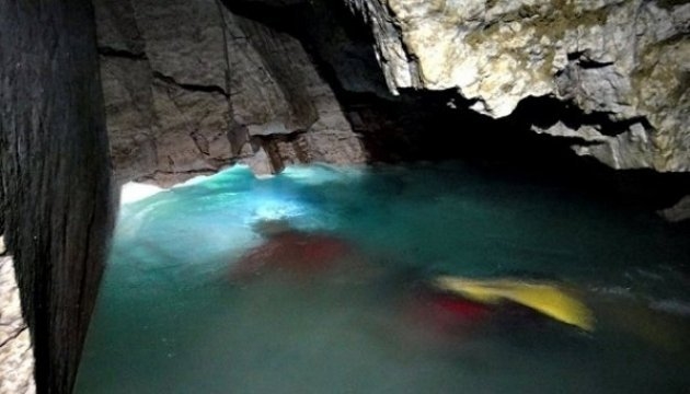 На Тернопільщині знайшли найбільше підземне озеро