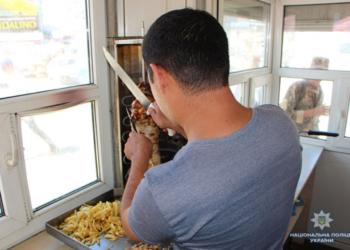 Ось так: навіть двох іноземців і тих видворять з України