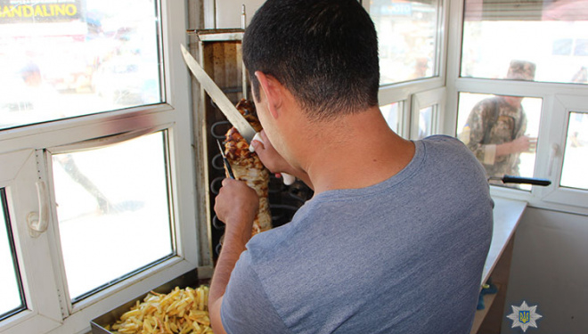 Ось так: навіть двох іноземців і тих видворять з України