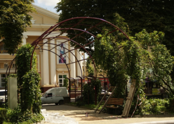 У Тернополі фарбують арки у “лондонському” стилі