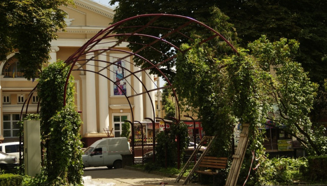 У Тернополі фарбують арки у “лондонському” стилі