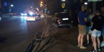Оце так: стало відомо, скільки п’яна мадам за кермом наробила збитків місту