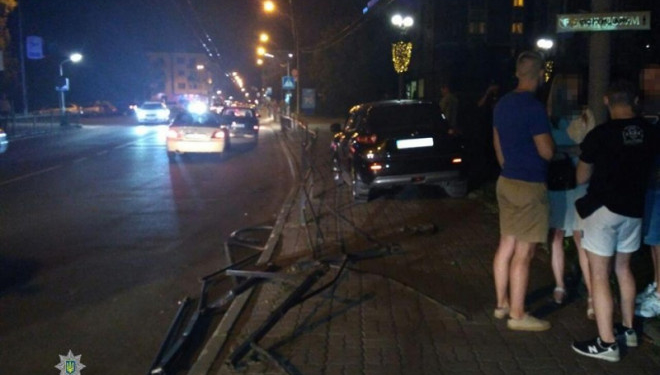 Оце так: стало відомо, скільки п’яна мадам за кермом наробила збитків місту