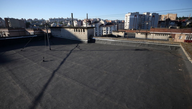 У одному будинку на Галицькій у Тернополі відремонтували дах