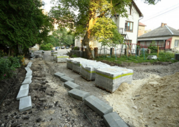 У Тернополі ремонтують ще один двір (фотофакт)