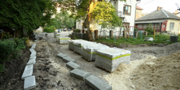 У Тернополі ремонтують ще один двір (фотофакт)