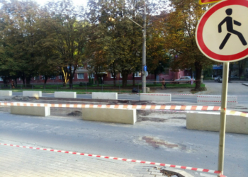 На одній з найнебезпечніших вулиць Тернополя наводять порядки (фотофакт)