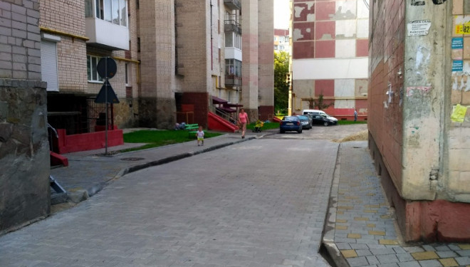 У Тернополі гарно відремонтували ще один проїзд
