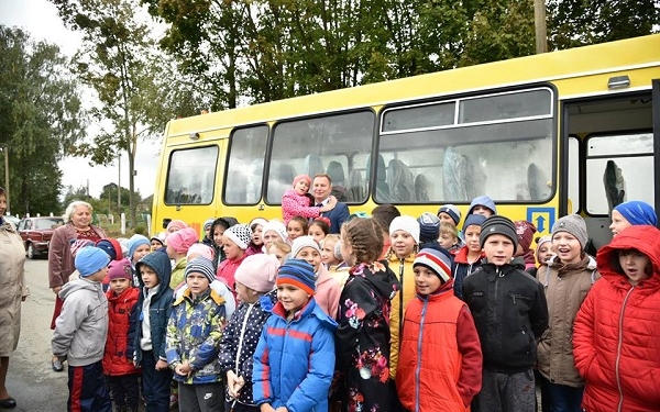 На Тернопільщині учні їздитимуть до школи на новенькому автобусі (фото)