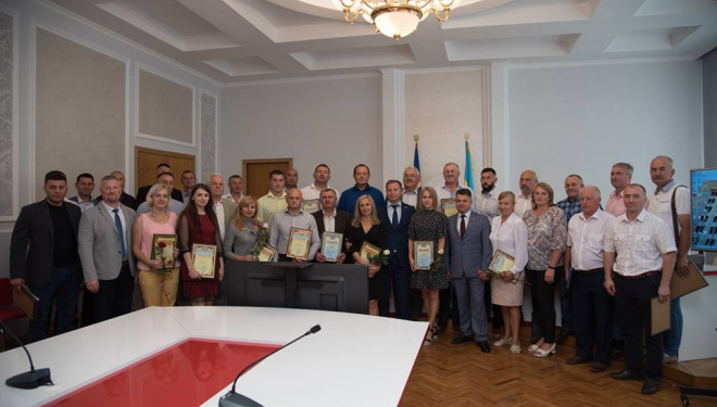 На Тернопiльщинi вiдзначили кращих працівників галузі фізичної культури та спорту (фото)